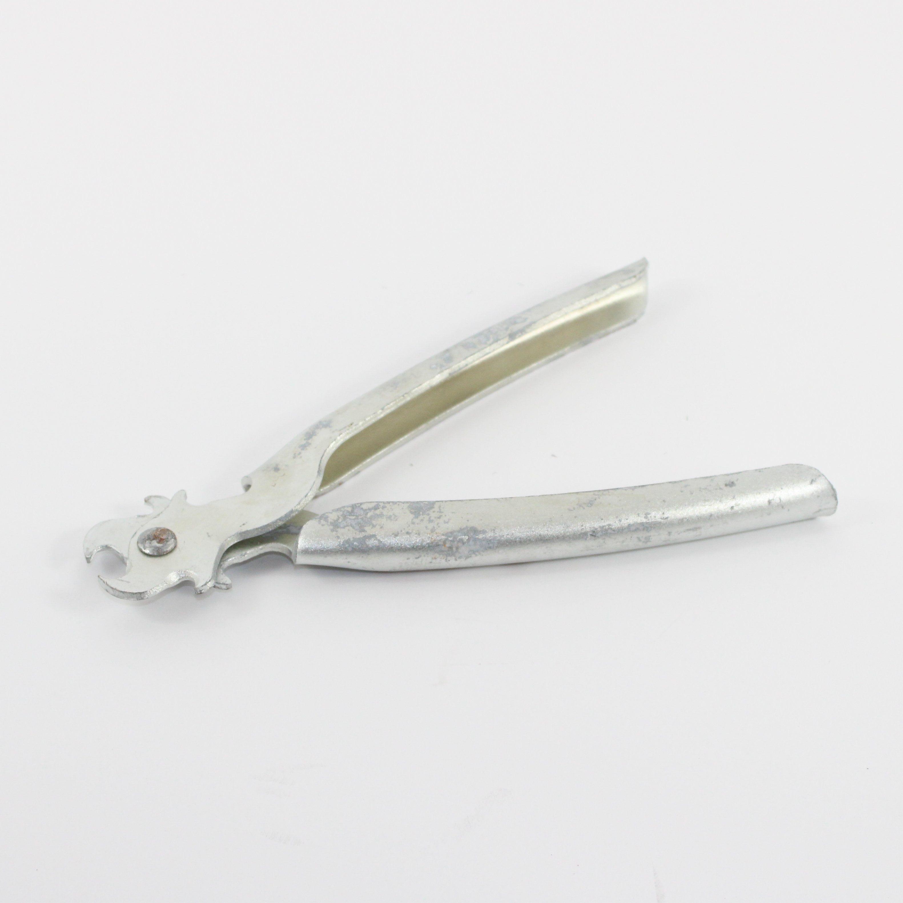 http://irontrailtrapline.com/cdn/shop/products/s-hook-and-j-hook-tool-trapping-supplies.jpg?v=1696078877